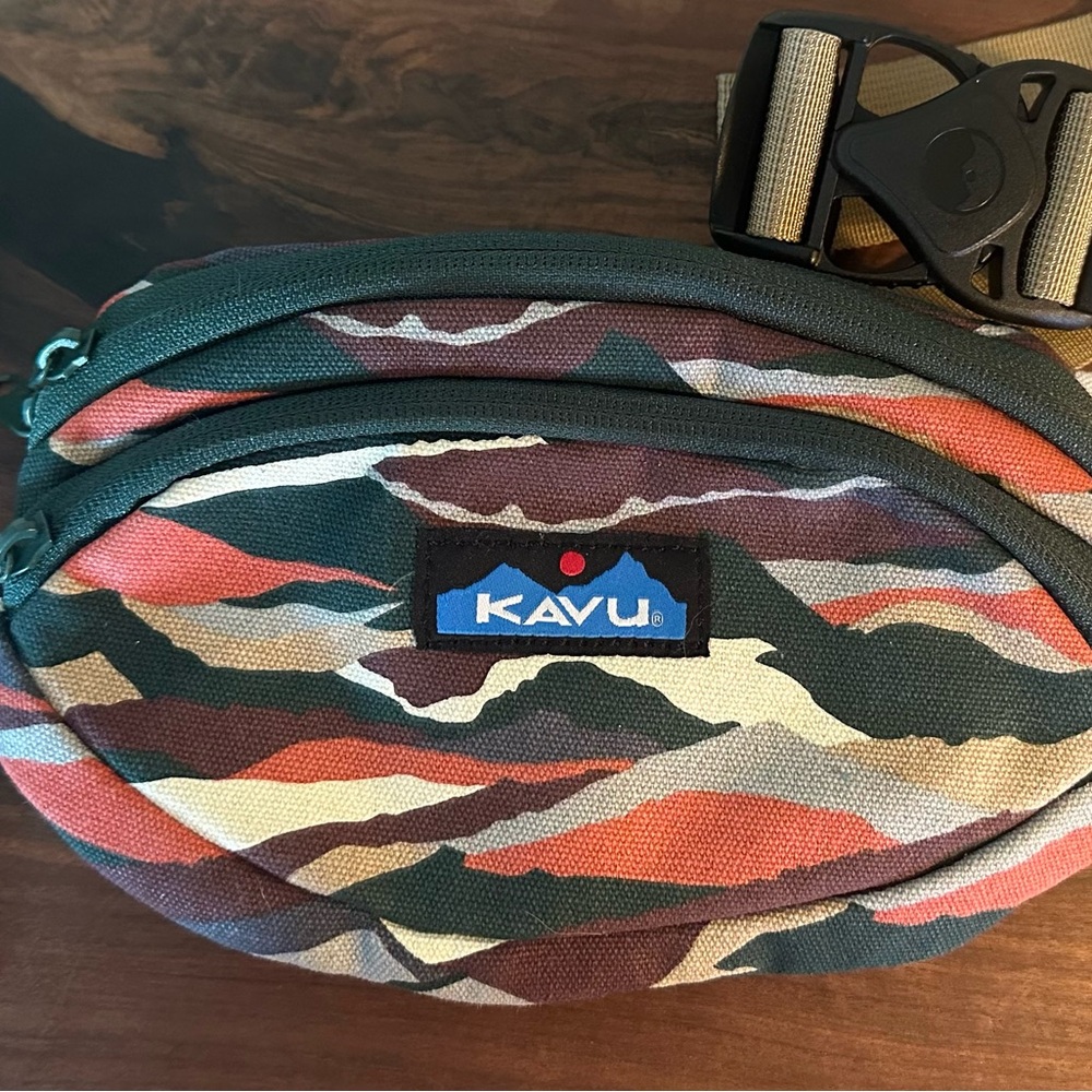 NWT Kavu Canvas Spectator Belt Bag in “Rolling Hills” print